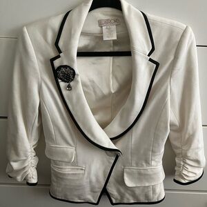 LaRok contrast trim blazer with removable brooch